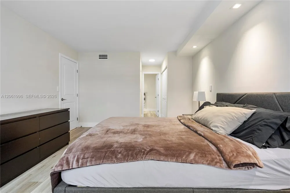 230 Lakeview Dr #106 Weston, FL 33326