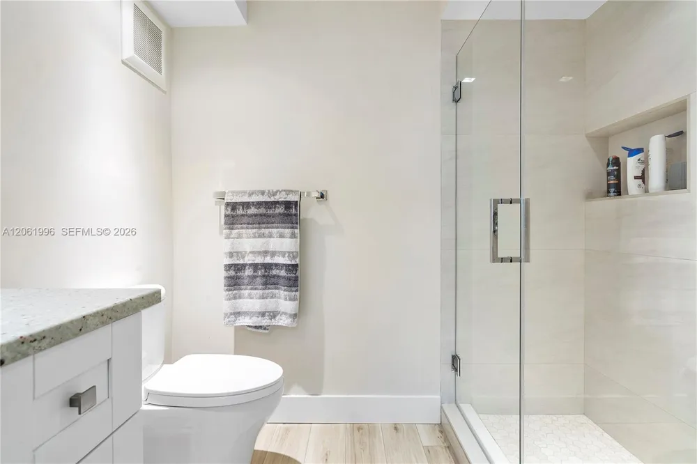 230 Lakeview Dr #106 Weston, FL 33326