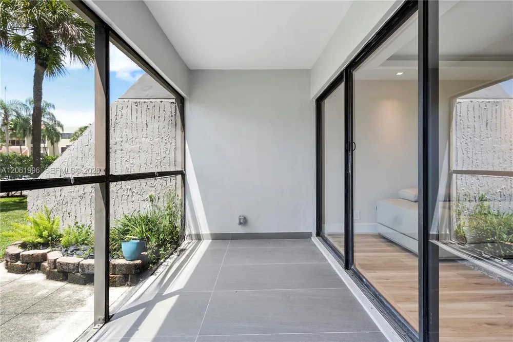 230 Lakeview Dr #106 Weston, FL 33326