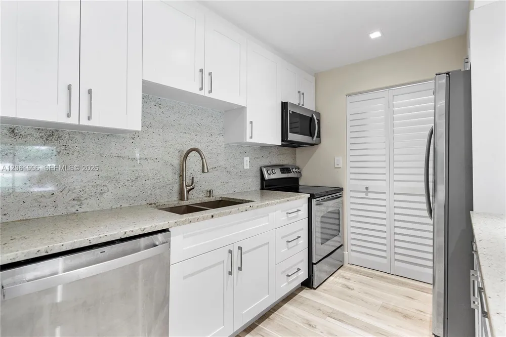 230 Lakeview Dr #106 Weston, FL 33326
