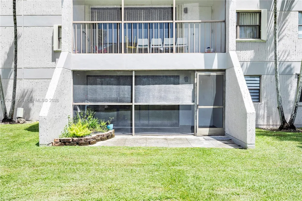 230 Lakeview Dr #106 Weston, FL 33326