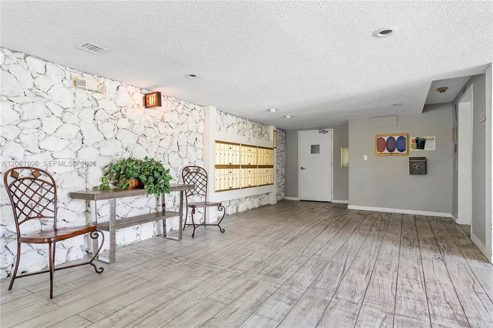 230 Lakeview Dr #106 Weston, FL 33326