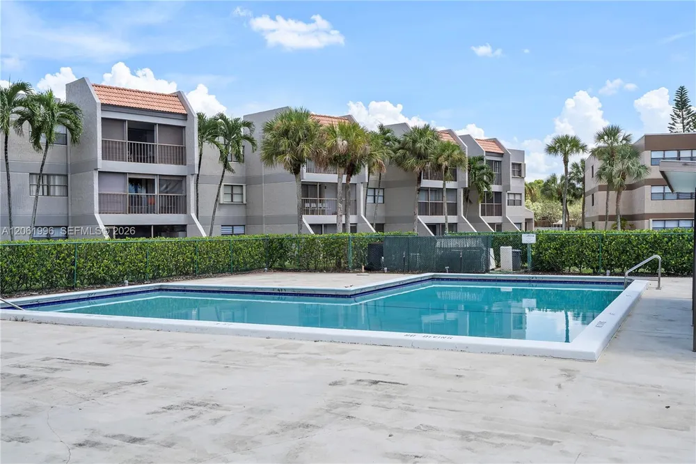230 Lakeview Dr #106 Weston, FL 33326