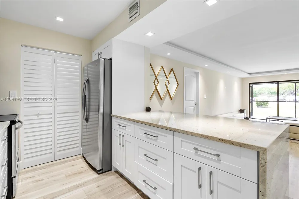 230 Lakeview Dr #106 Weston, FL 33326