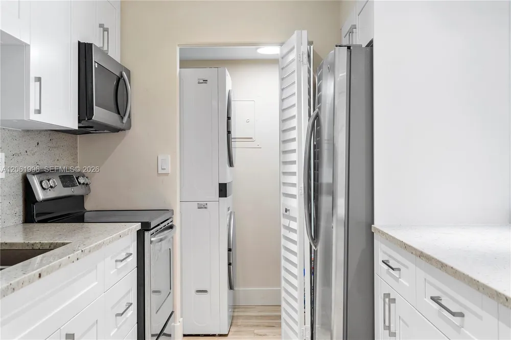 230 Lakeview Dr #106 Weston, FL 33326