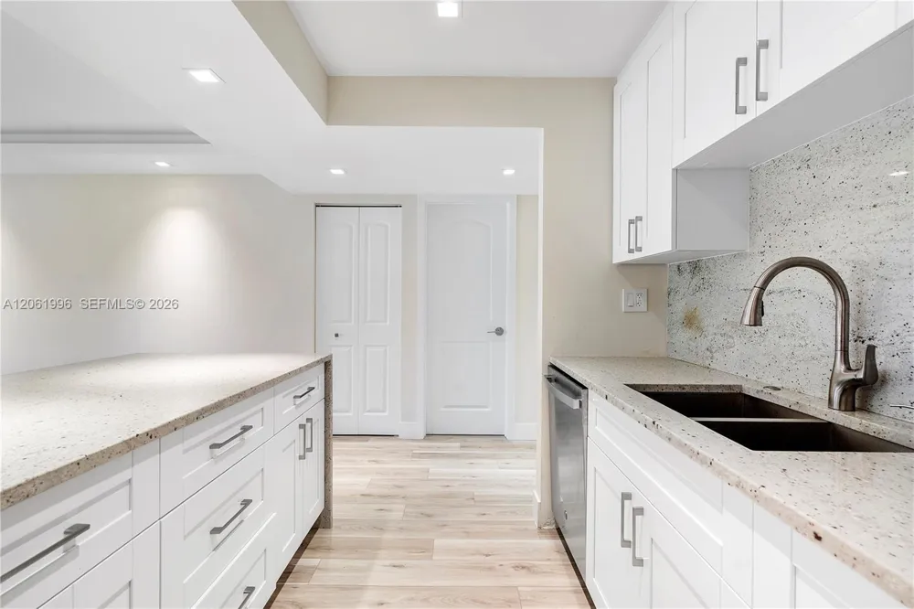 230 Lakeview Dr #106 Weston, FL 33326