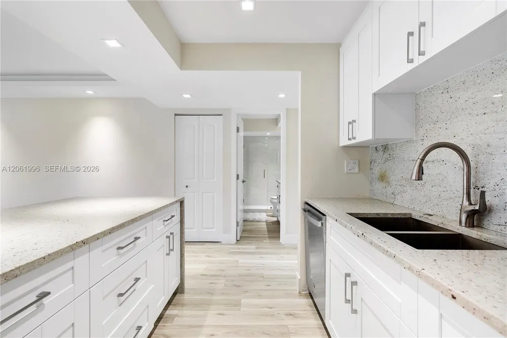 230 Lakeview Dr #106 Weston, FL 33326