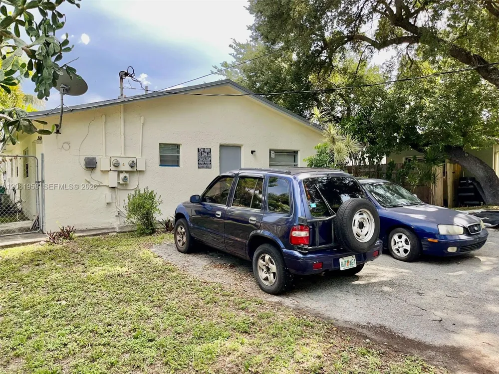 274 SW 9th St #2 Dania Beach, FL 33004