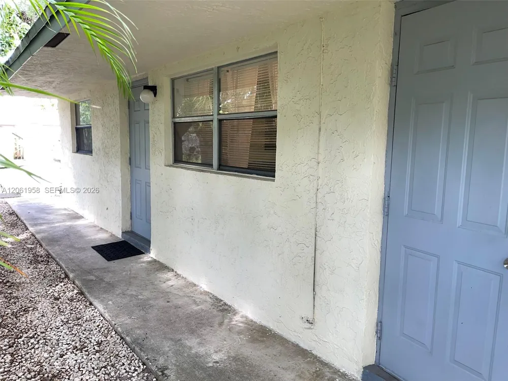 274 SW 9th St #2 Dania Beach, FL 33004
