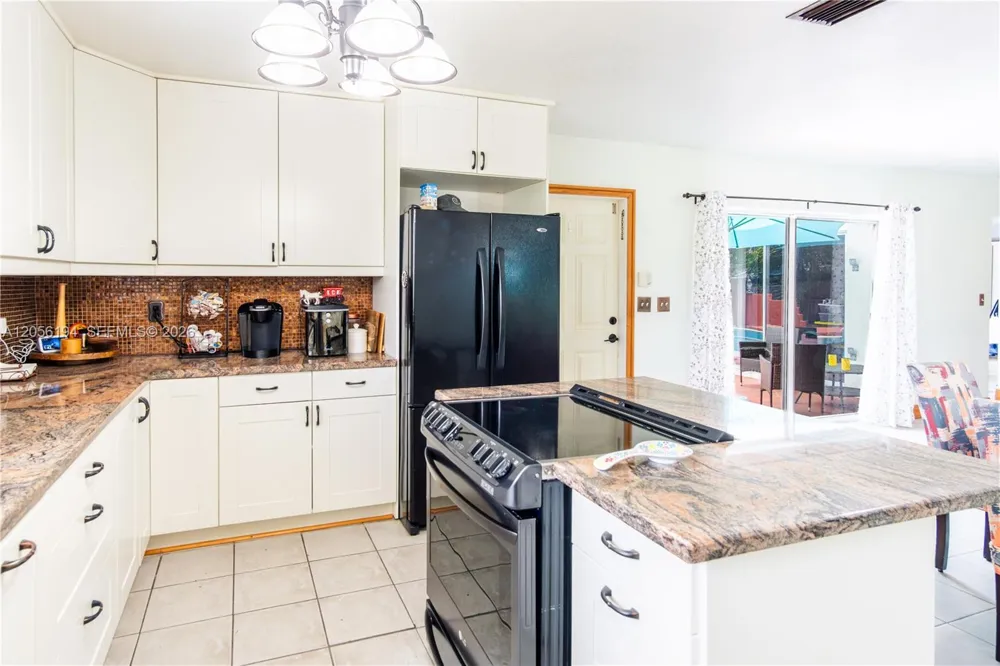 9920 Pan American Dr Cutler Bay, FL 33189