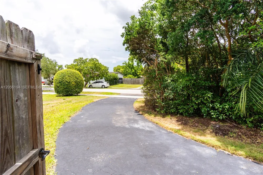 9920 Pan American Dr Cutler Bay, FL 33189