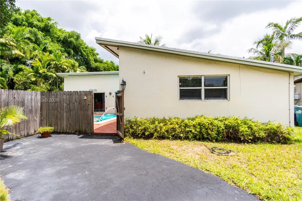 9920 Pan American Dr Cutler Bay, FL 33189
