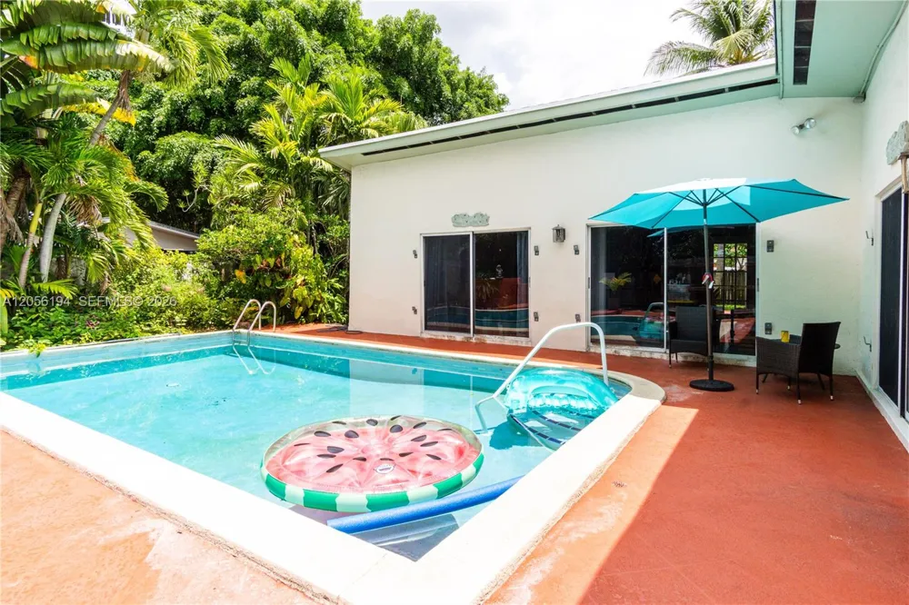 9920 Pan American Dr Cutler Bay, FL 33189