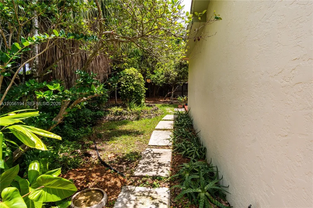 9920 Pan American Dr Cutler Bay, FL 33189