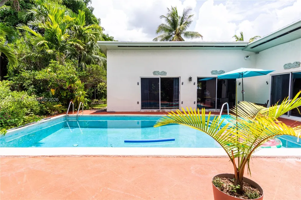 9920 Pan American Dr Cutler Bay, FL 33189