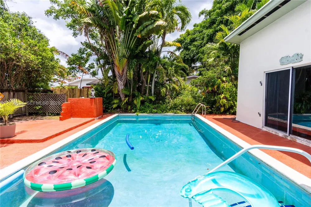 9920 Pan American Dr Cutler Bay, FL 33189