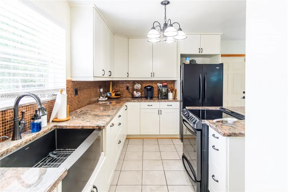 9920 Pan American Dr Cutler Bay, FL 33189