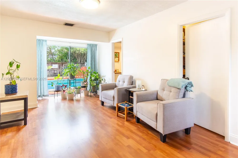 9920 Pan American Dr Cutler Bay, FL 33189
