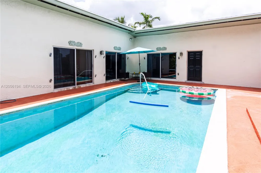9920 Pan American Dr Cutler Bay, FL 33189