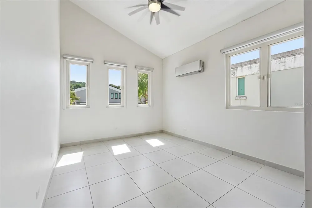 Bloque LN SOLAR 27 Caguas, PR 00727