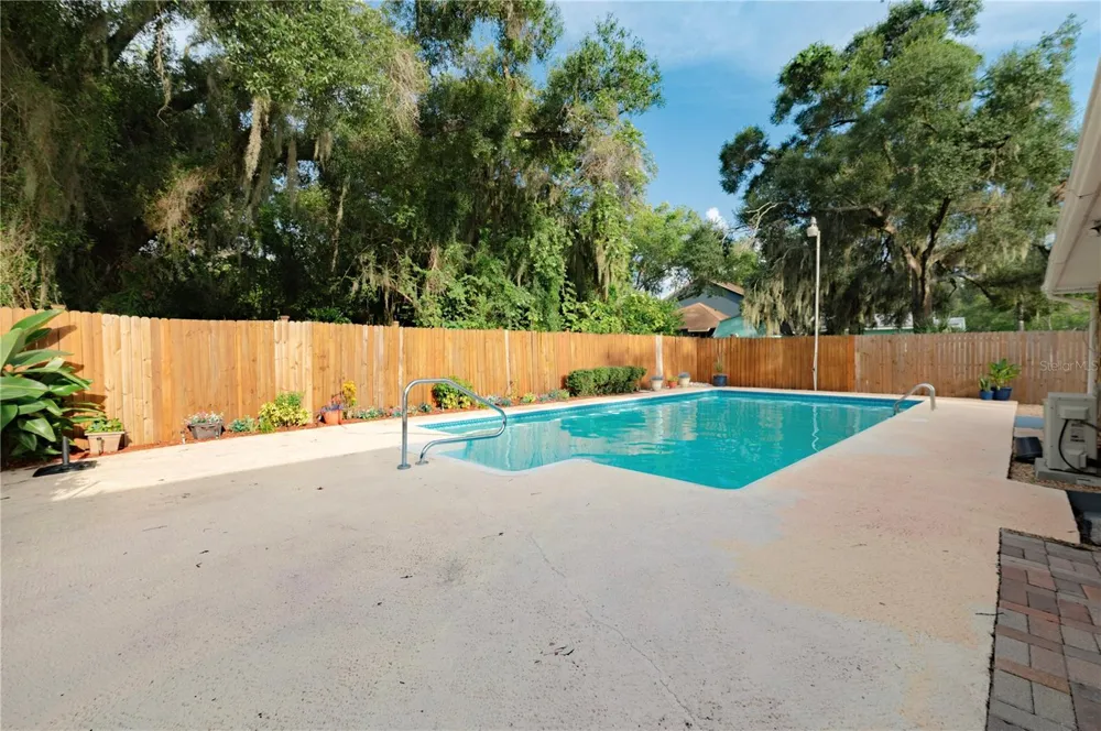 1901 E PARIS STREET Tampa, FL 33610