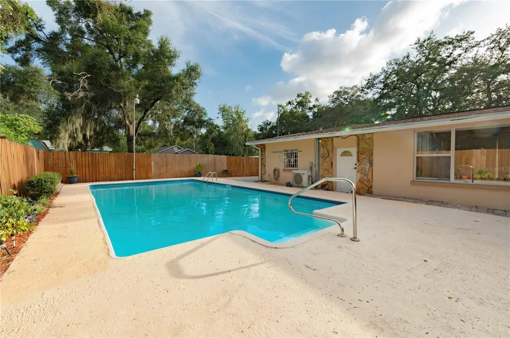1901 E PARIS STREET Tampa, FL 33610
