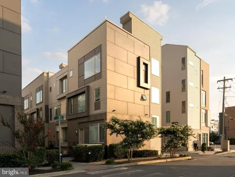 2104 KENSINGTON WALK