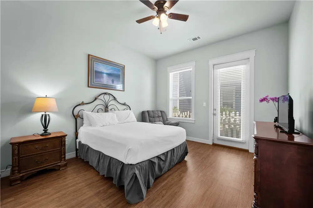 311 Sailhouse Way Rockport, TX 78382
