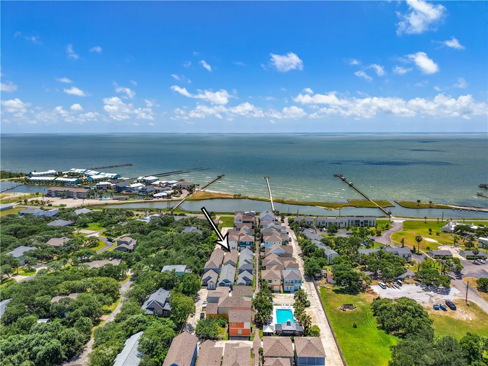 311 Sailhouse Way Rockport, TX 78382