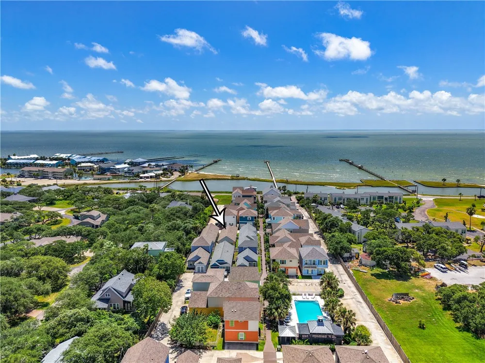 311 Sailhouse Way Rockport, TX 78382