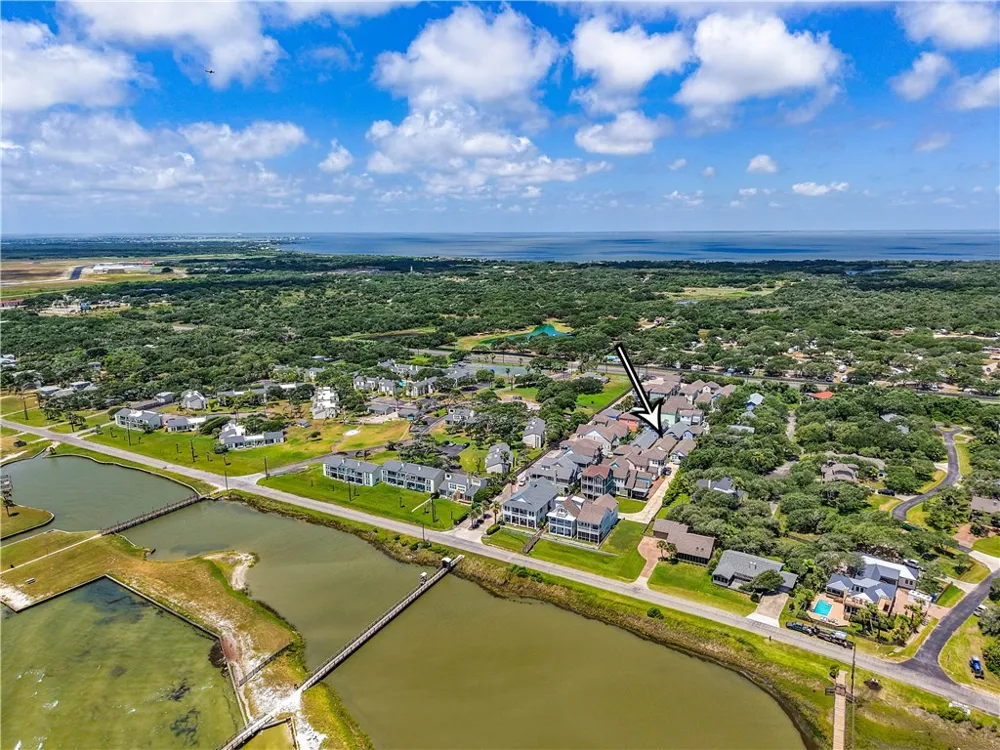 311 Sailhouse Way Rockport, TX 78382