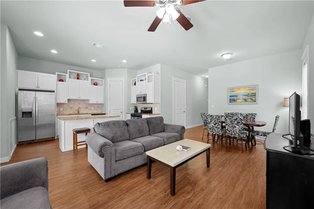 311 Sailhouse Way Rockport, TX 78382