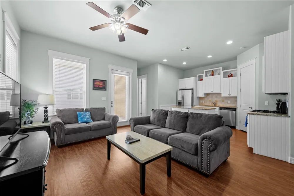311 Sailhouse Way Rockport, TX 78382