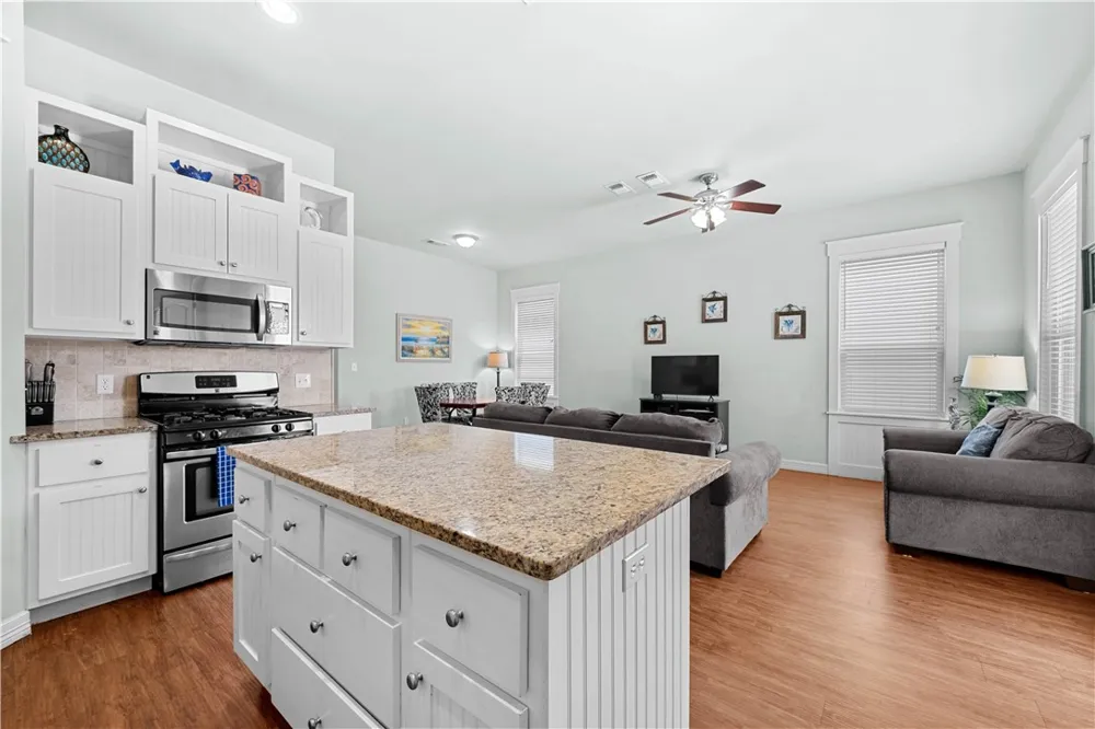 311 Sailhouse Way Rockport, TX 78382