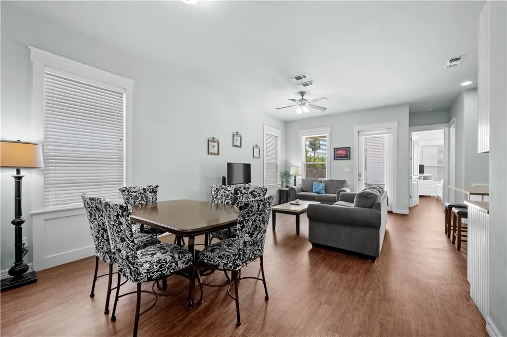 311 Sailhouse Way Rockport, TX 78382