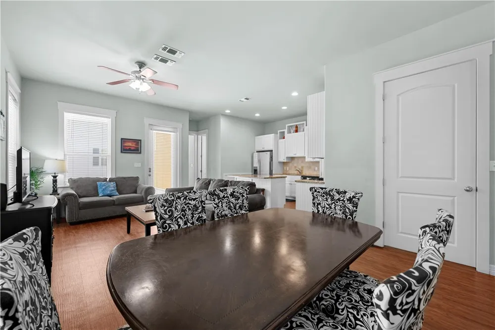 311 Sailhouse Way Rockport, TX 78382