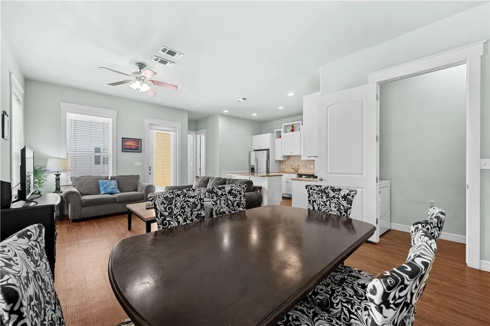 311 Sailhouse Way Rockport, TX 78382