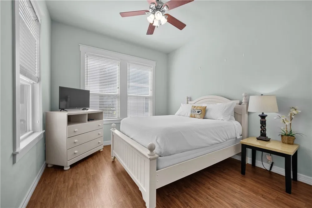 311 Sailhouse Way Rockport, TX 78382