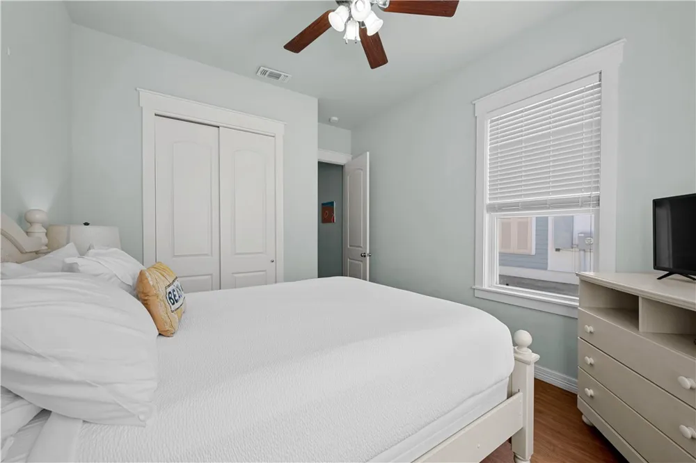 311 Sailhouse Way Rockport, TX 78382