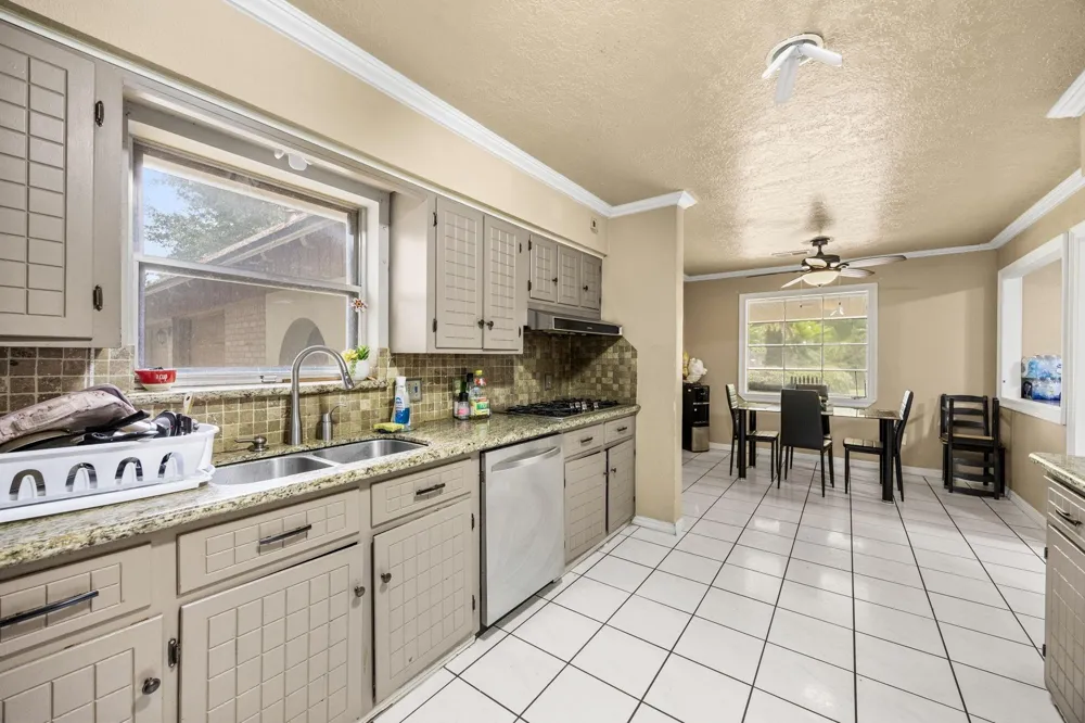 2210 S Memorial Court Pasadena, TX 77502