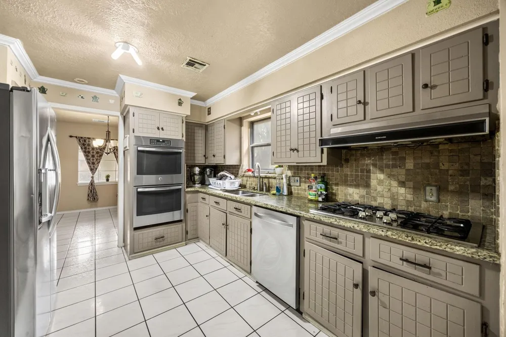 2210 S Memorial Court Pasadena, TX 77502