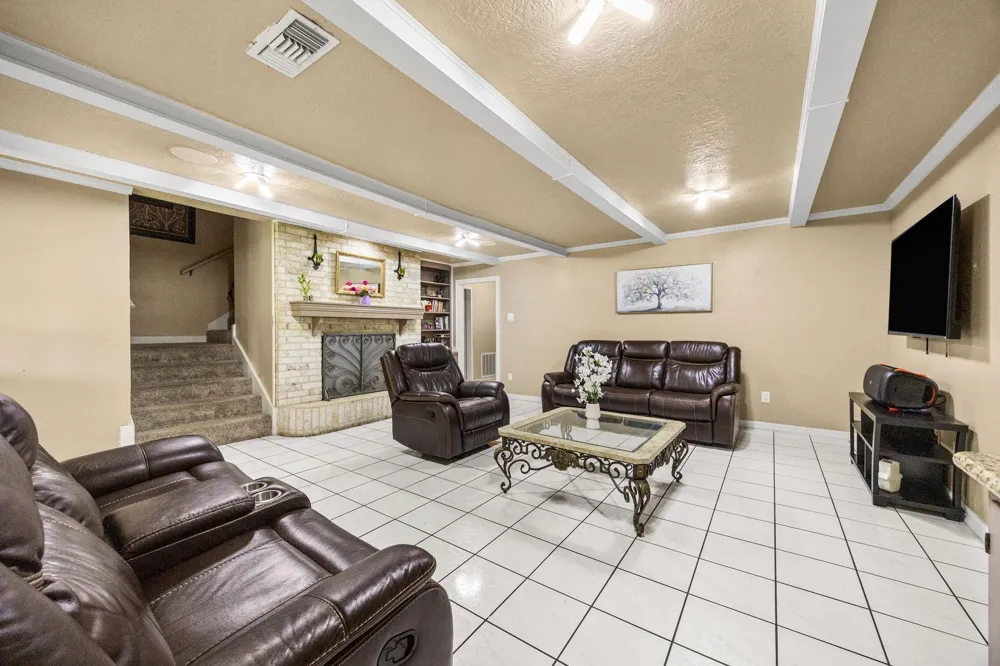 2210 S Memorial Court Pasadena, TX 77502