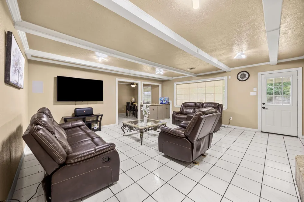 2210 S Memorial Court Pasadena, TX 77502