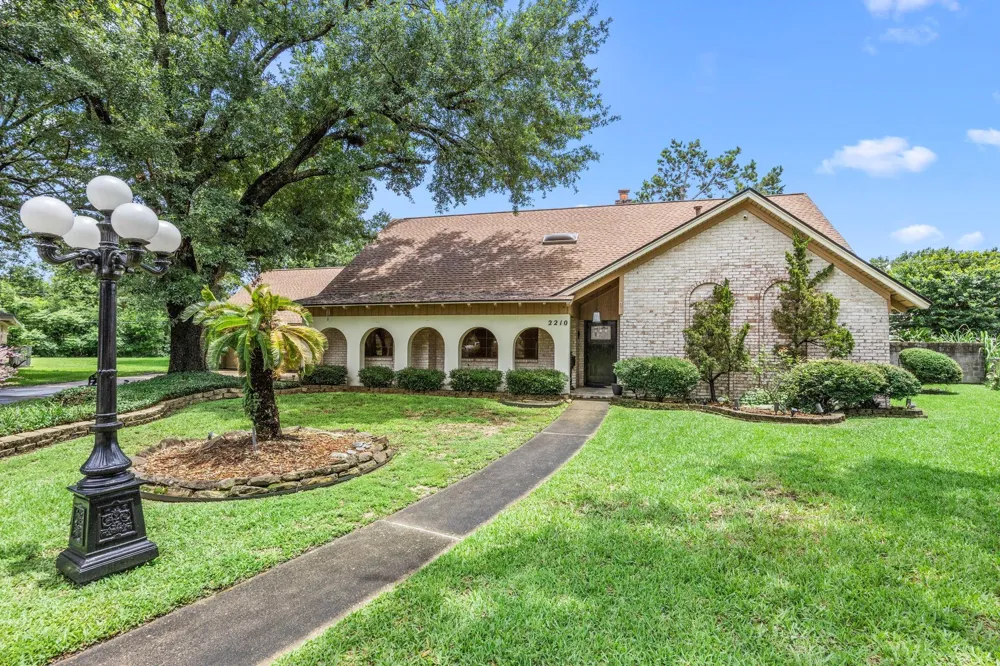 2210 S Memorial Court Pasadena, TX 77502
