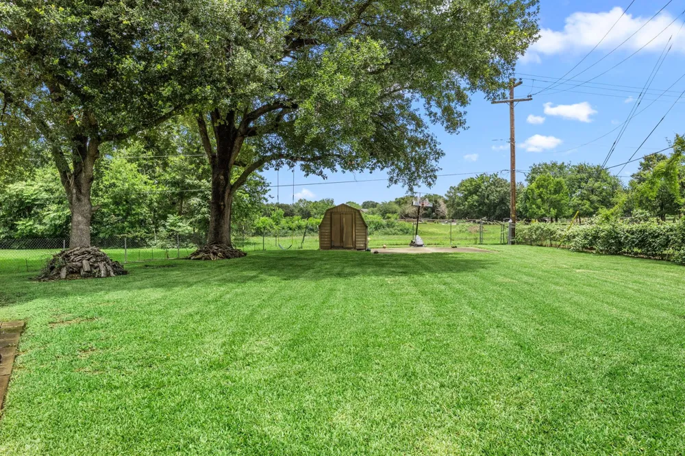 2210 S Memorial Court Pasadena, TX 77502
