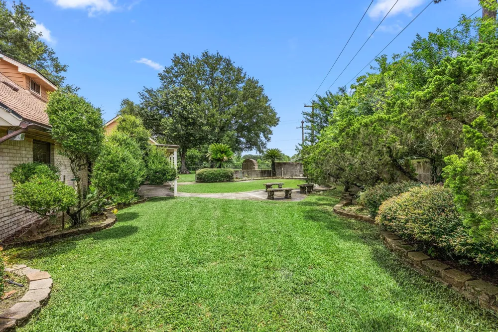 2210 S Memorial Court Pasadena, TX 77502