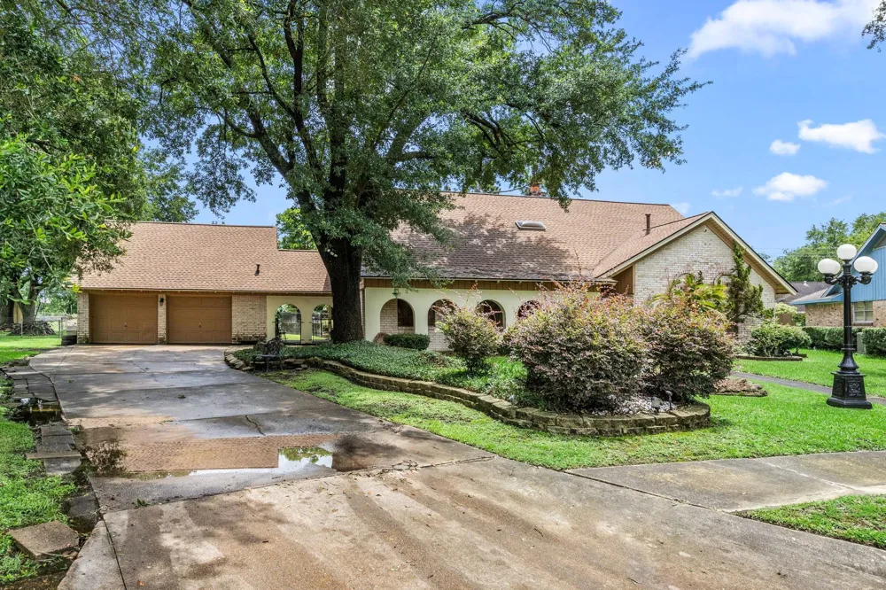 2210 S Memorial Court Pasadena, TX 77502