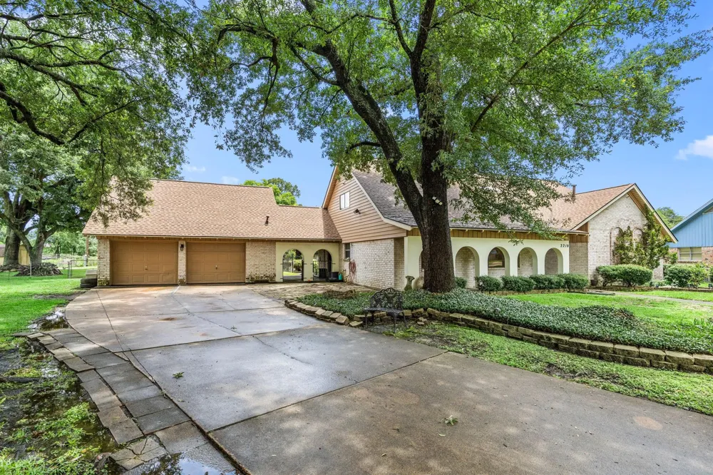 2210 S Memorial Court Pasadena, TX 77502