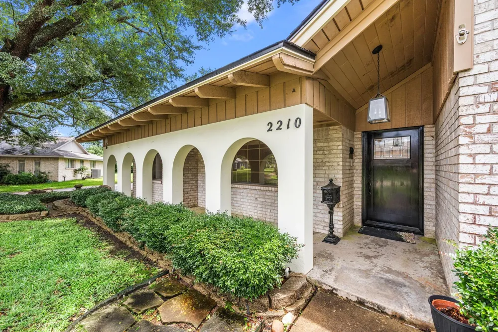 2210 S Memorial Court Pasadena, TX 77502
