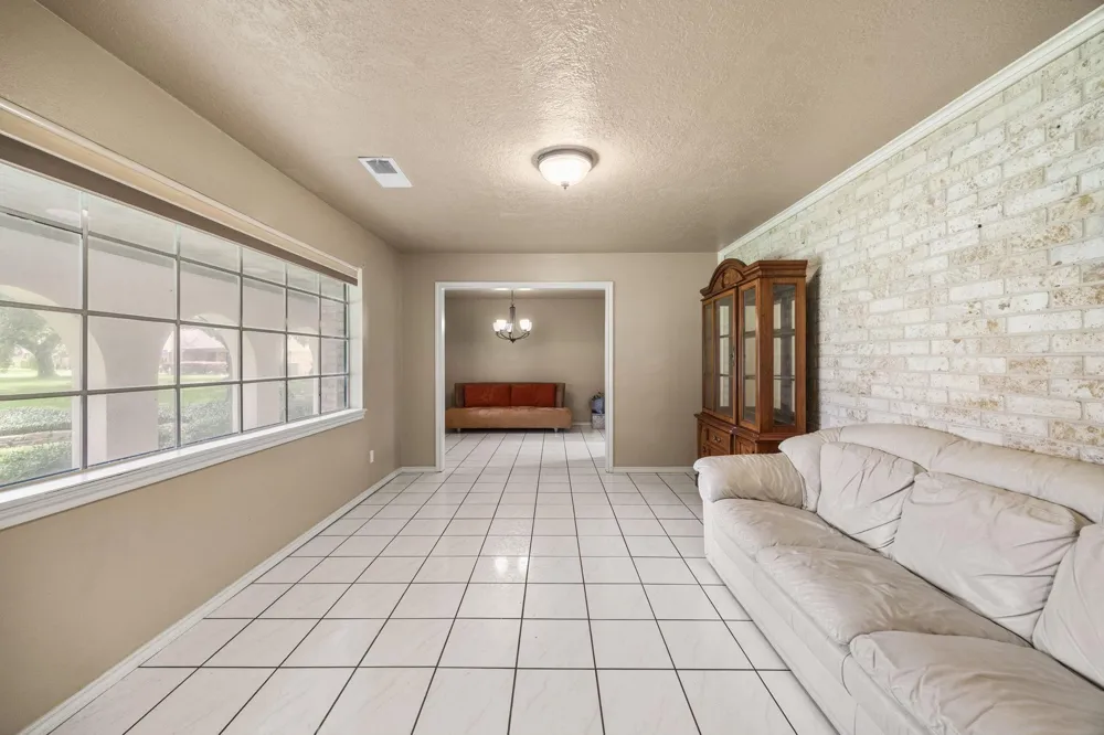 2210 S Memorial Court Pasadena, TX 77502